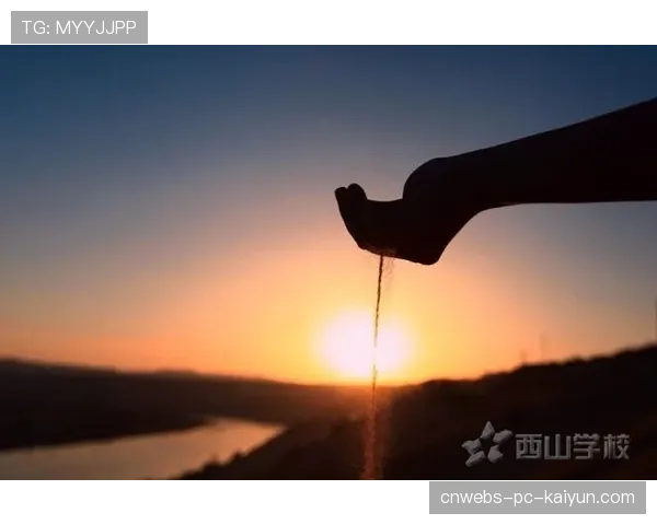 ⏳岁月才是绿茵场上最无法战胜的无情对手： 曾经在球场上风驰电掣、让无数防线闻风丧胆的“追风少年”，如今只能裹着大衣坐在冰冷的替补席上，满眼落寞与欣慰地看着年轻人在场上飞奔，眼神里全都是自己二十岁的影子。（293 ）